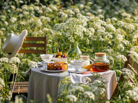 The Art of Pairing Tea with Spring Fruits and Desserts